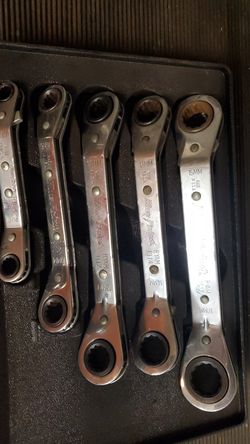 Blue point angle ratcheting box wrenches