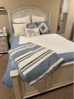 Farmhouse Queen Bedroom Set