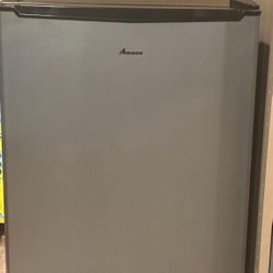 Mini Fridge Q