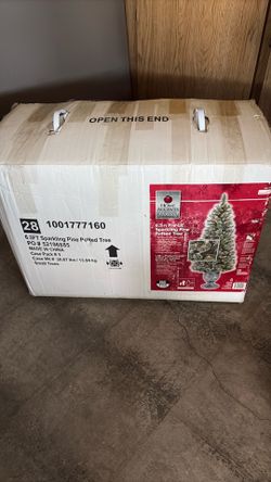 Home Accents 6.5 Ft pre-Lit Pine Potted Tree