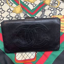 Vintage Chanel Black lambskin wallet in good condition