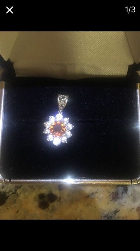 Amber and diamond gold pendant necklace