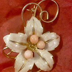 Vintage Gold Tone And porcelain Brooch/Pin