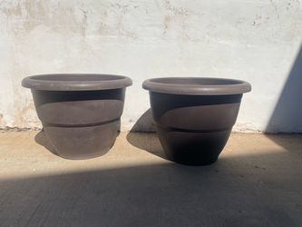 Large Plastic Planters Set of 2