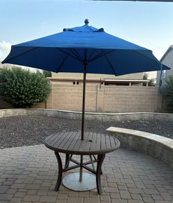 TROPITONE Outdoor table & Umbrella (READ DESCRIPTION)