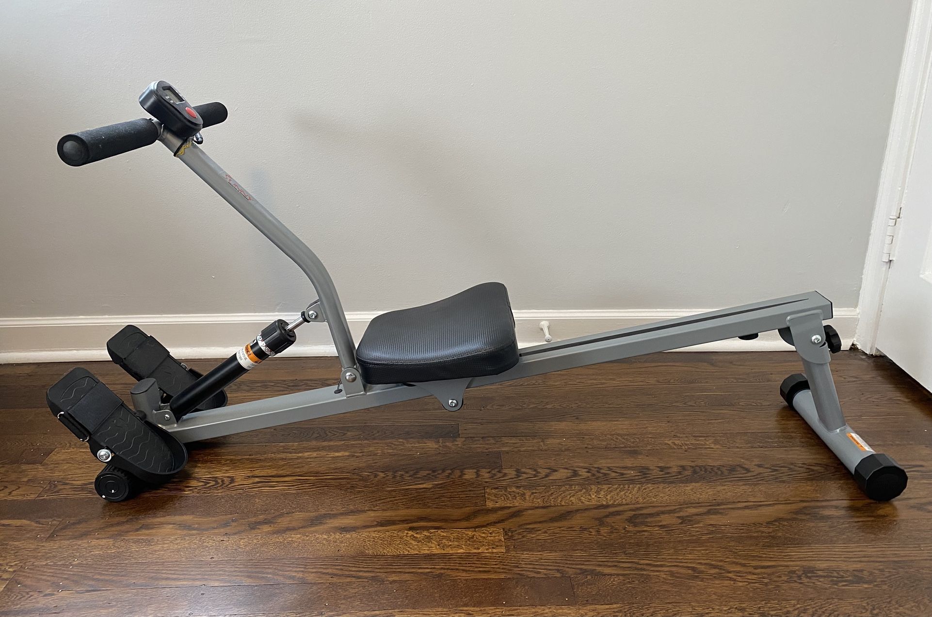 Compact Adjustable Rowing Machine with 12 Levels of Resistance