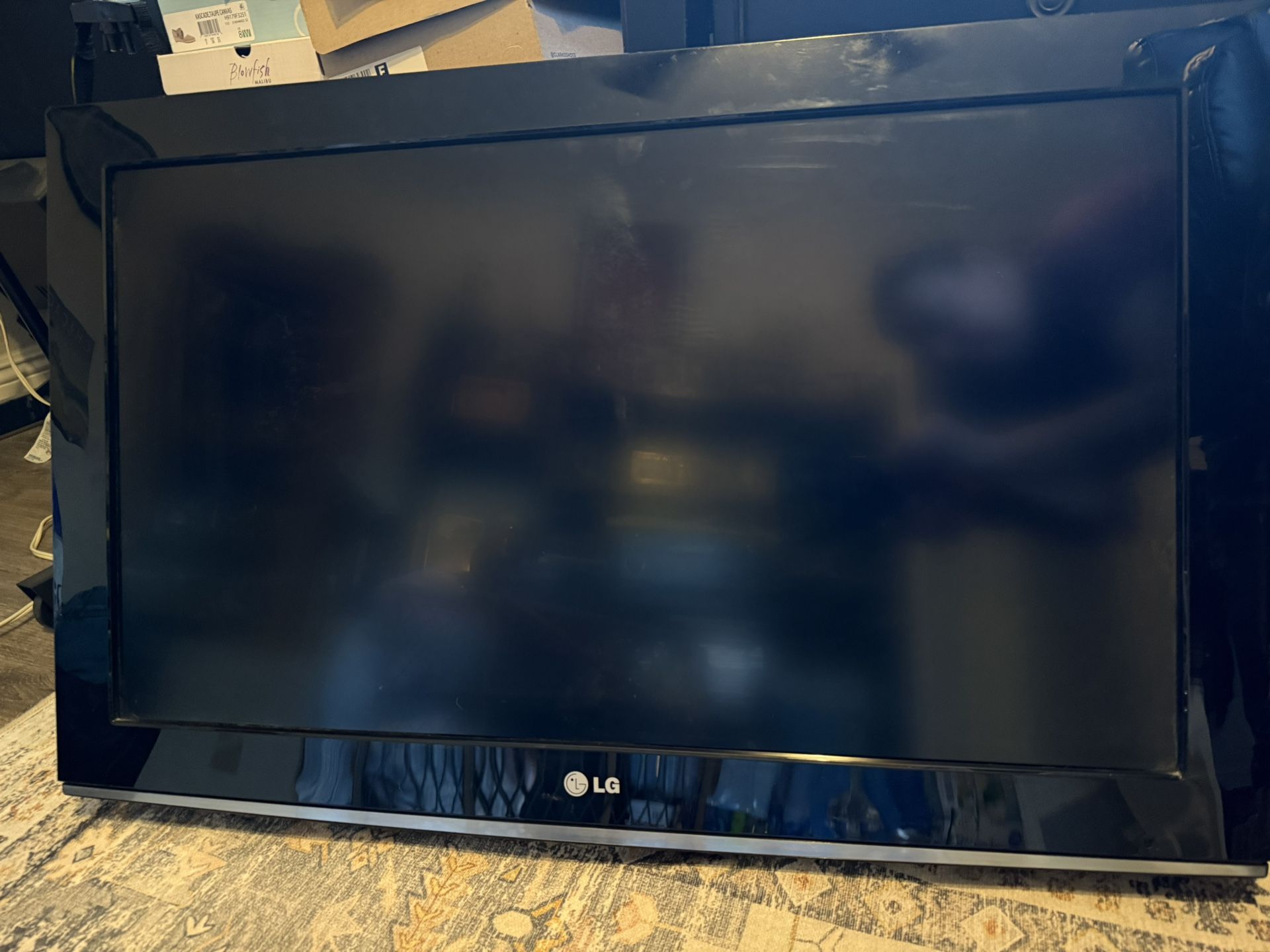32 Inch LG TV With Wall Mount