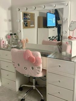 Hello kitty vanity//hello kitty set //mirror//zero money down//