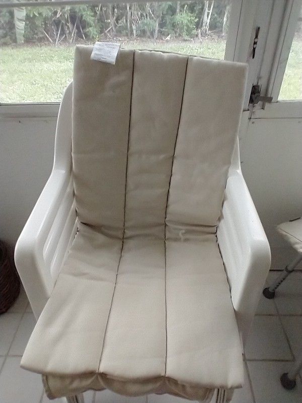 Outdoor chair cushions (4)