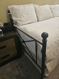 LIKE NEW Daybed, Mattress, Tempurpedic Topper & ALL Bedding