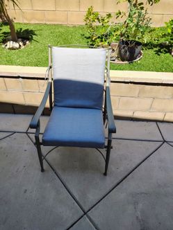 Cojín para silla dé patio 44 largo x 20 ancho x3. 5 de grosor color gris tengo 4 por $60 firme no menos. Solo cojines no sillas