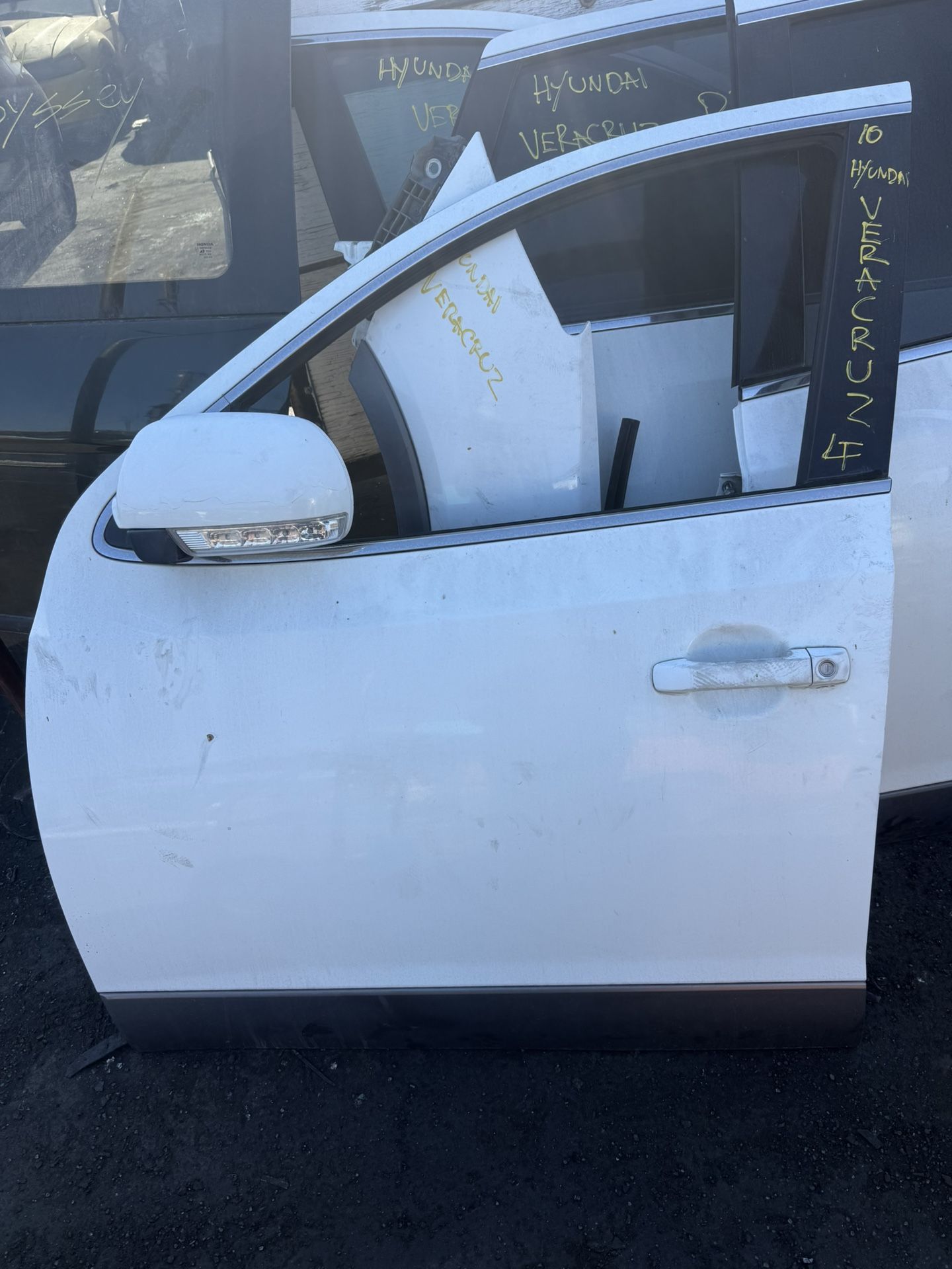 2010 Hyundai Veracruz left front door white color $200
