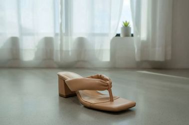 Trish Lucia Beige Split-toe Block Casual Slip On Leather Sandals