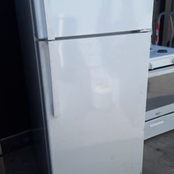 APARTMENT SIZE REFRIGERATOR $175