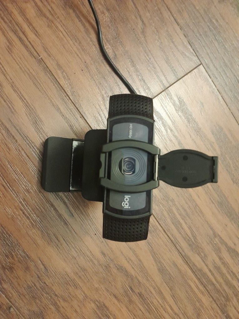 Logitech C920 V-U0028
The Logitech C920 V-U0028 Webcam is a high-definition camera designed for laptops and desktop computers. It features a built-in