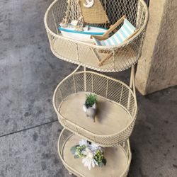 Floor-standing bathroom shelf With Decorations 