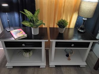 Set of 2 night stands/side tables
