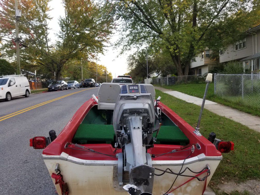 VERY Nice Boat and trailer for sale motor Evinrude 25 horse power