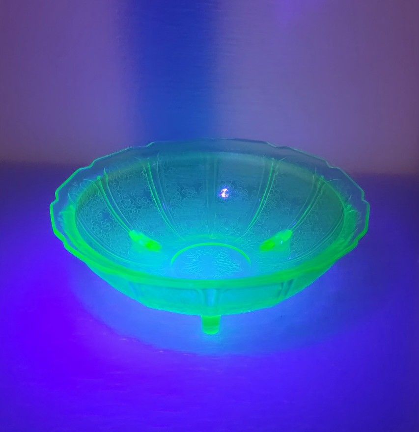 VINTAGE 3 FOOTED URANIUM DEPRESSION GLASS CENTER PIECE /BOWL 3X10.5