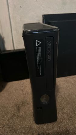 Xbox 360 (plus cords)