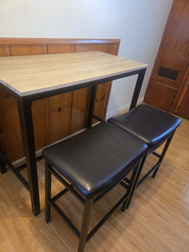 Bar Top Table And Bar Stools 