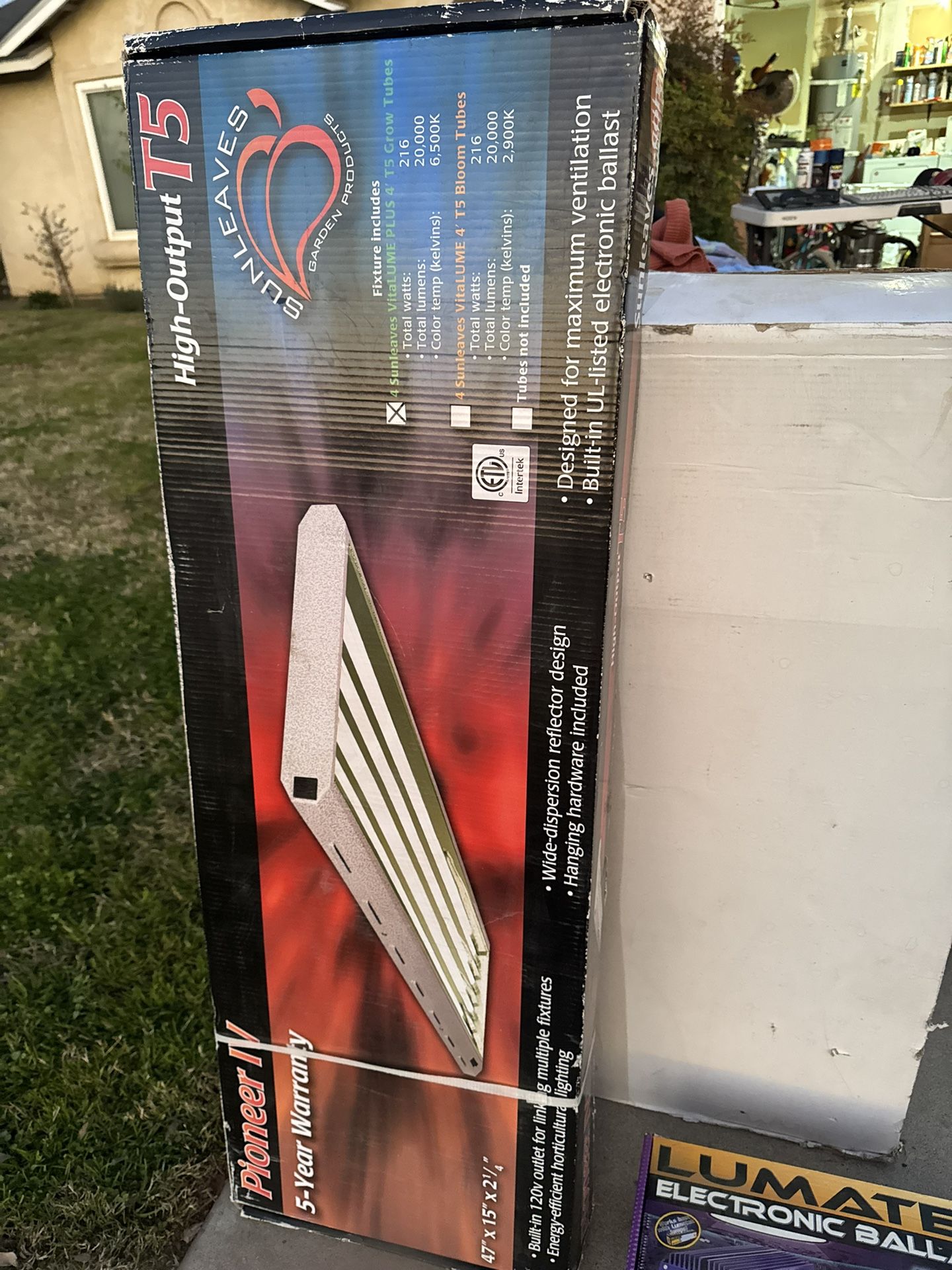 Sunleaves Pioneer IV High Output T5 Light