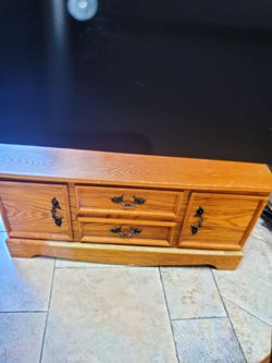 Cedar chest with built in tray.  No lock.
