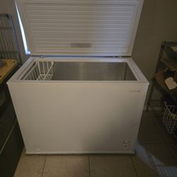 INsignia 10.4 Cubic Chest Freezer