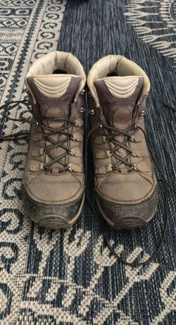 Woman’s 10.5 Oboz Hiking Boots