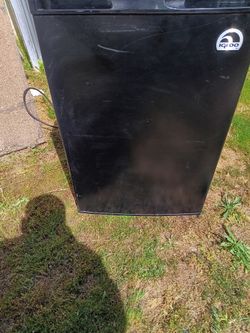 Igloo Mini Refrigerator