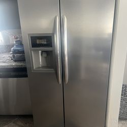 Great working fridge & range pick up only