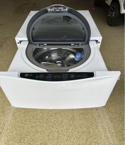 LG Washer/Dryer Pedestal + Pedestal Washer
