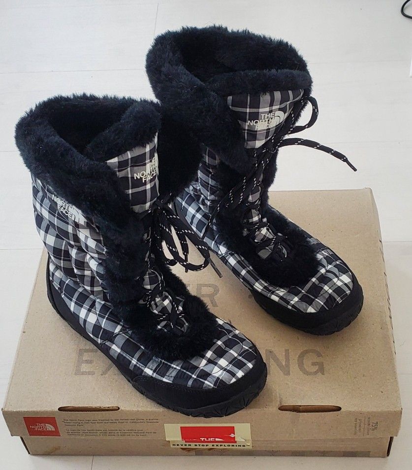 The North Face Nuptse Fur IV Black White Plaid Snow Boots 7.5 Winter Women's Box.
Great condition and worn during one ski trip only (4 days). Origina