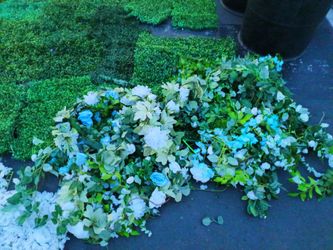 Musgo y flores artificiales.