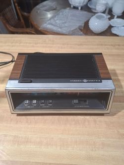 General Electric Vintage AM Clock Radio