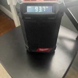 Milwaukee M12 Radio W/ 2.5 HIGH OUTPUT BATTERY