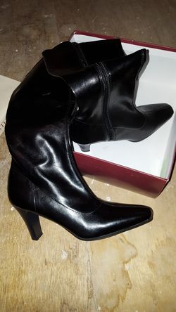 New women's size 7 1/2 black boots.
