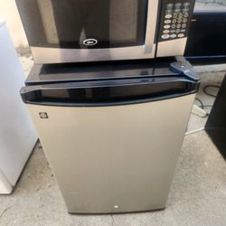 Small Refrigerator Mini Fridge Microwave  Excellent Condition 