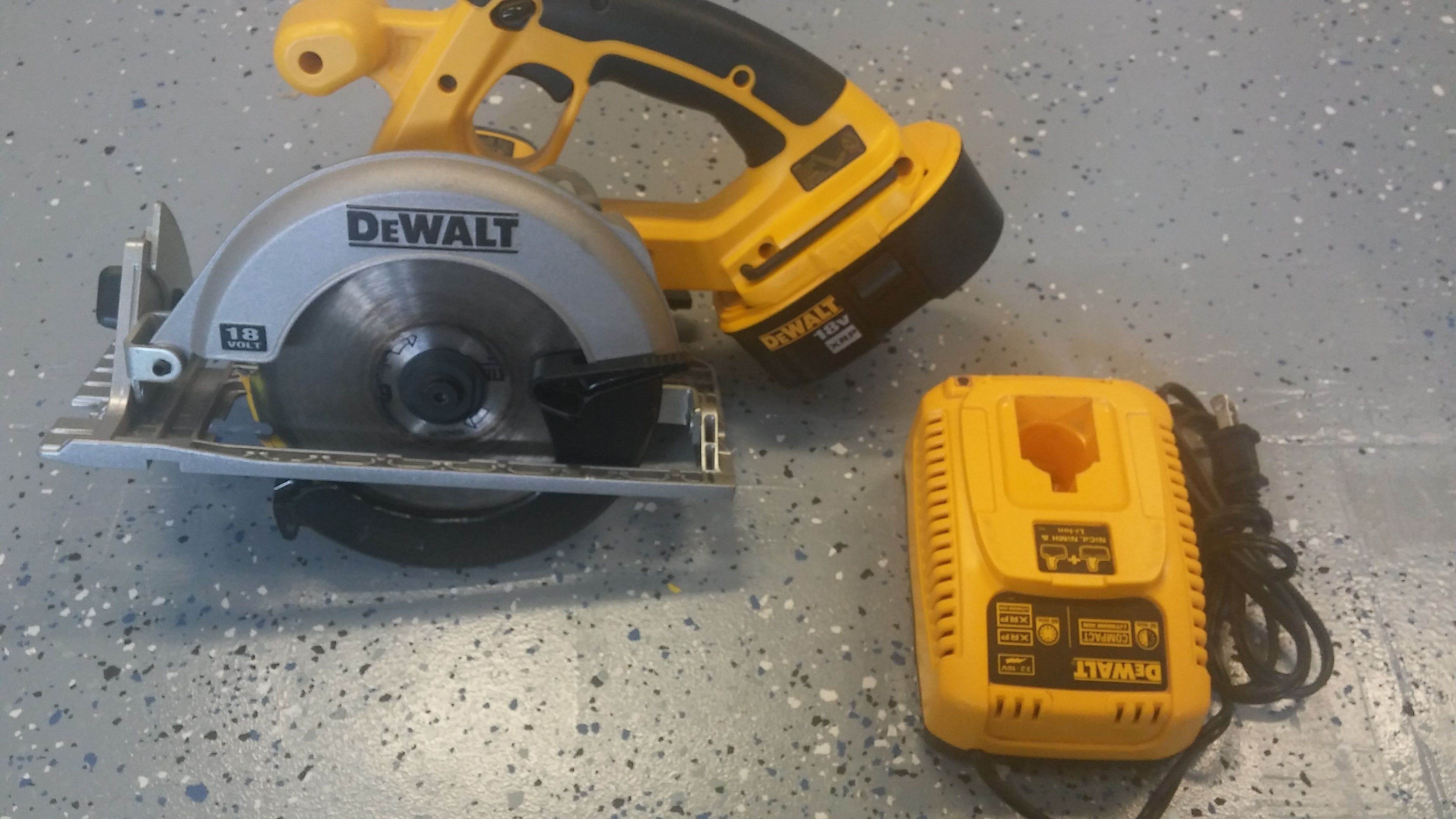 Dewalt dc390 18v circular saw hot sale
