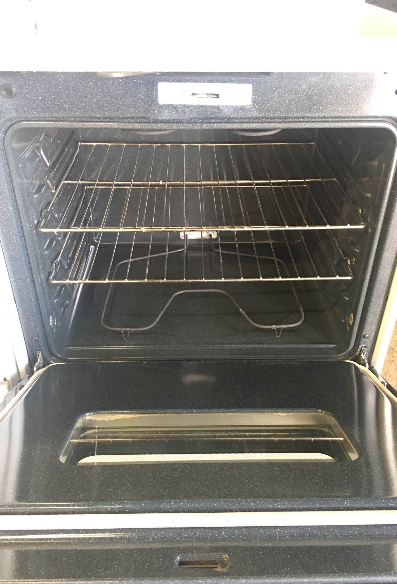 Black and White Kenmore Stove! Excellent conditions! 4 months of warranty and fast delivery