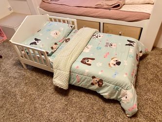 Toddler bed w/ mattress & sheets