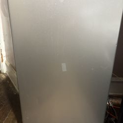 Frigidaire Mini Refrigerator 