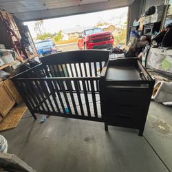 Graco 5 In 1 Crib With Changing Table, Drawers And Side Storage 