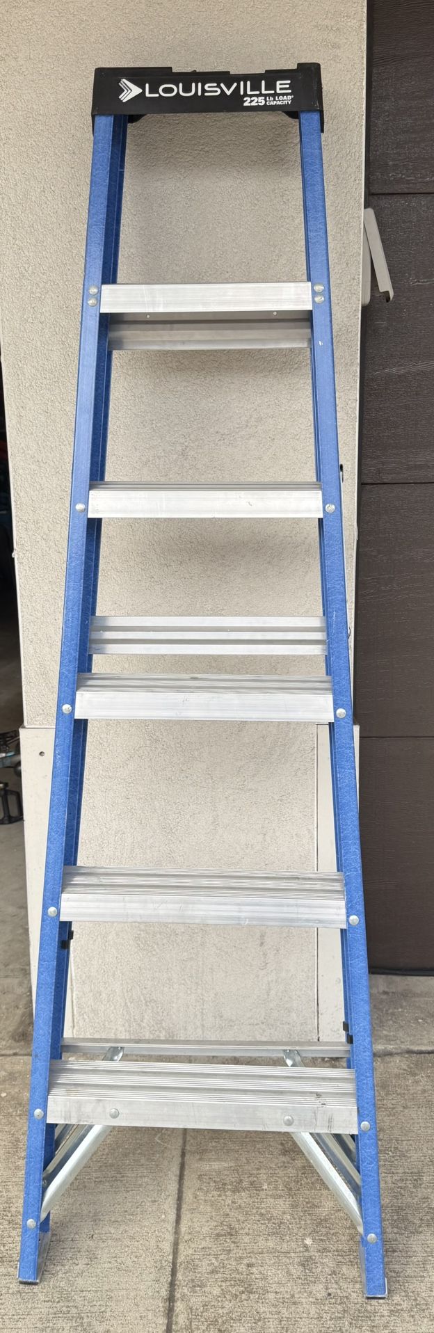 Louisville 6 ft. Fiberglass Ladder