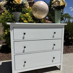 White Solid Wood Hemnes Dresser Chest of Drawers Furniture Great Condition 