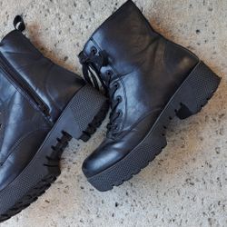 Womans Boots Size 9