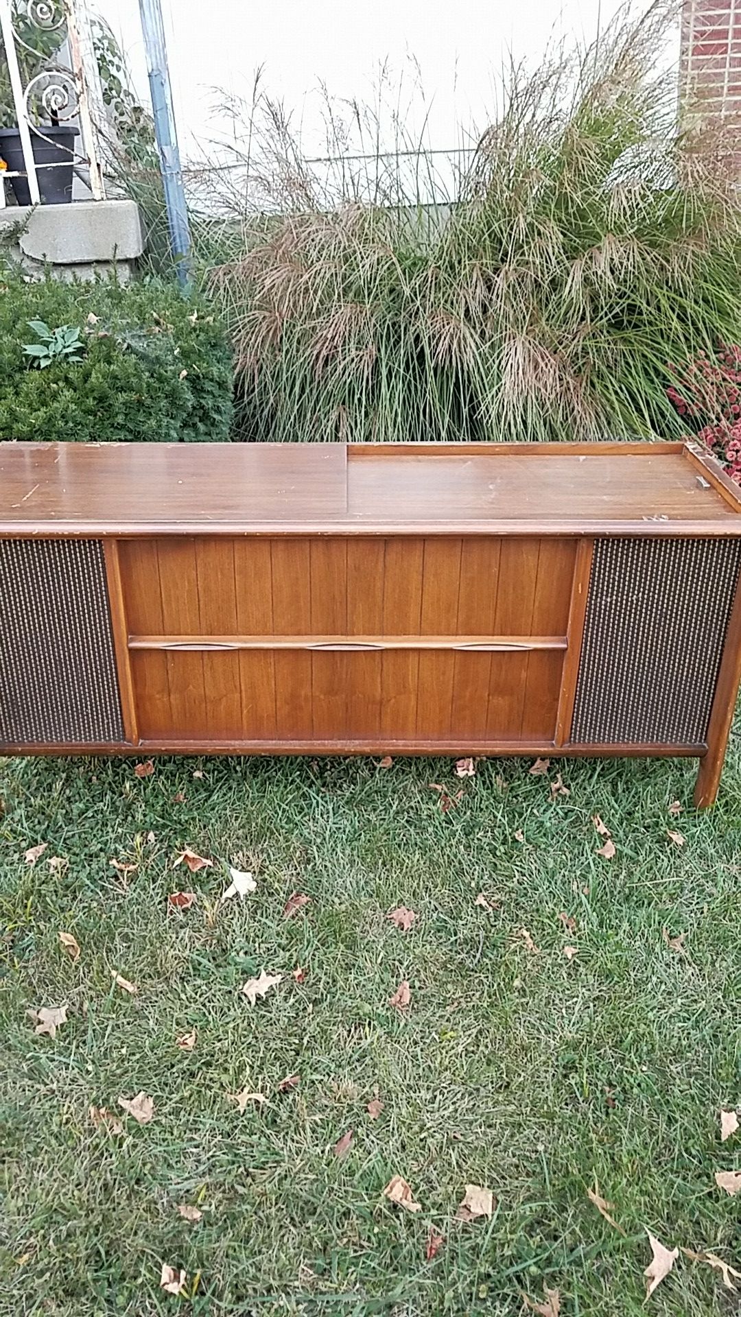 Vintage RCA Victor Victrola Record Player AM/FM Stereo Cabinet vht18w