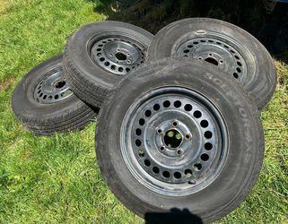 205x70x15  Like new 15 in tires!