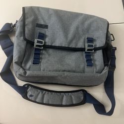 Timbuk2 Classic Messenger Bag Grey Cooler Crossbody Strap Medium Clean. Pre owned in good condition with minor cosmetic blemishes associated with norm