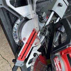 Milwaukee M18 FUEL 18V Lithium-Ion Brushless Cordless 7-1/4 in. Dual Bevel Sliding Compound Miter Saw (Tool-Only)